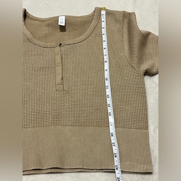 Aerie Offline Main Squeeze Seamless Crop Waffle Knit Henley - Picture 4 of 6
